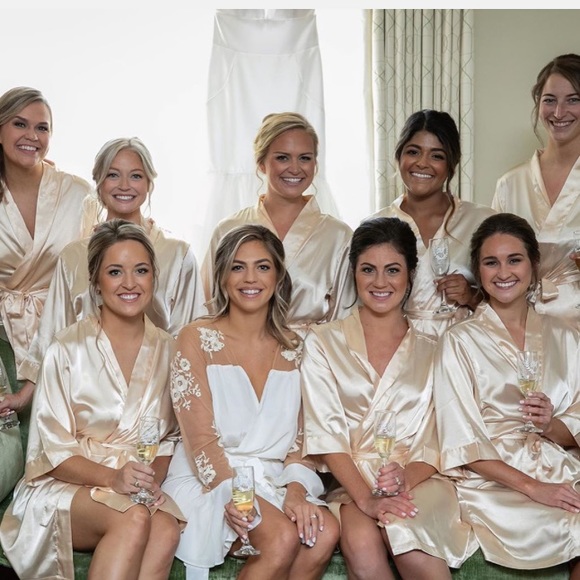 Gorgeous satin robes in champagne - Picture 3 of 3